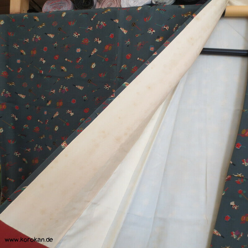 Kinderspielzeug auf graugrün Komon Kimono