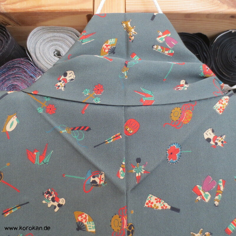 Kinderspielzeug auf graugrün Komon Kimono