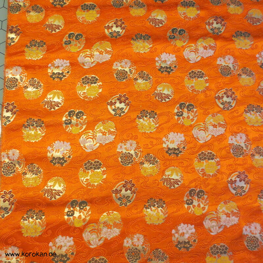Blumenkringel auf orange breiter Seidenbrokat
