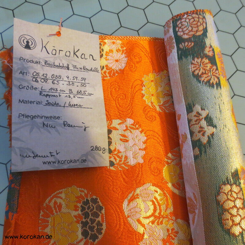 Blumenkringel auf orange breiter Seidenbrokat
