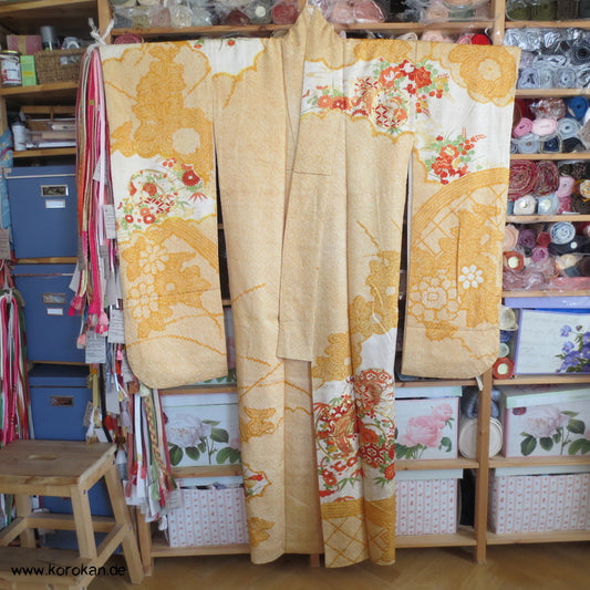japanischer Furisode Kimono Full Shibori Seidendamast Goldstickerei - sonnengelb