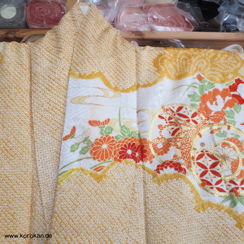 japanischer Furisode Kimono Full Shibori Seidendamast Goldstickerei - sonnengelb