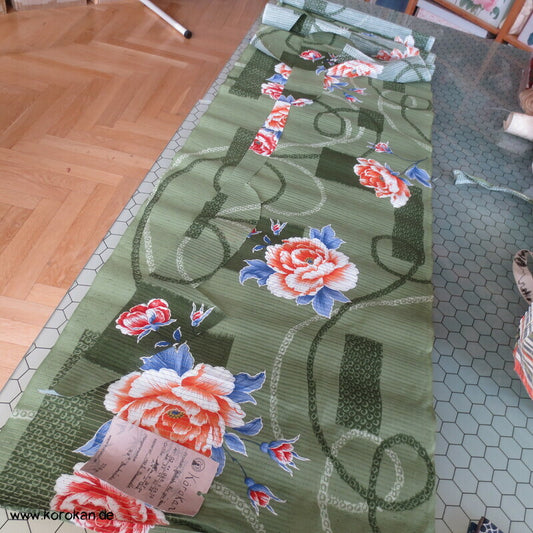 große bunte Paeonien auf grünem Hintergrund Yukata Baumwollrest