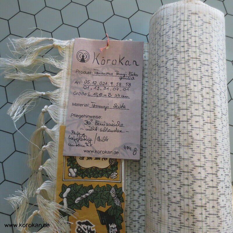 Genji Guruma in Kikko - hell grünlich Tsumugi Kimono Seide