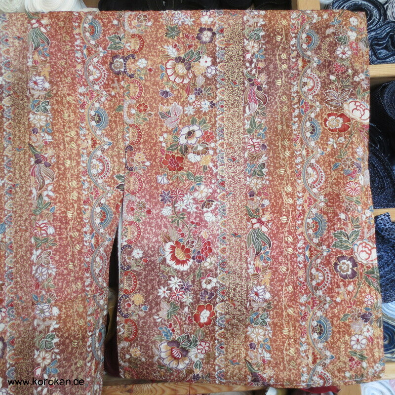 Blumenarabeskenstreifen, Golddruck Seidendamast Komon Kimono