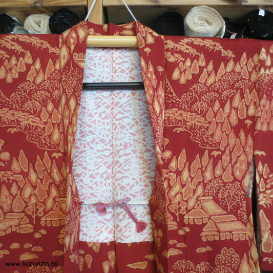 Häuser und Bäume auf rostrotem Seidencrepe Haori