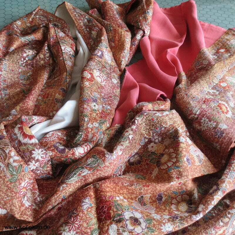 Blumenarabeskenstreifen, Golddruck Seidendamast Komon Kimono