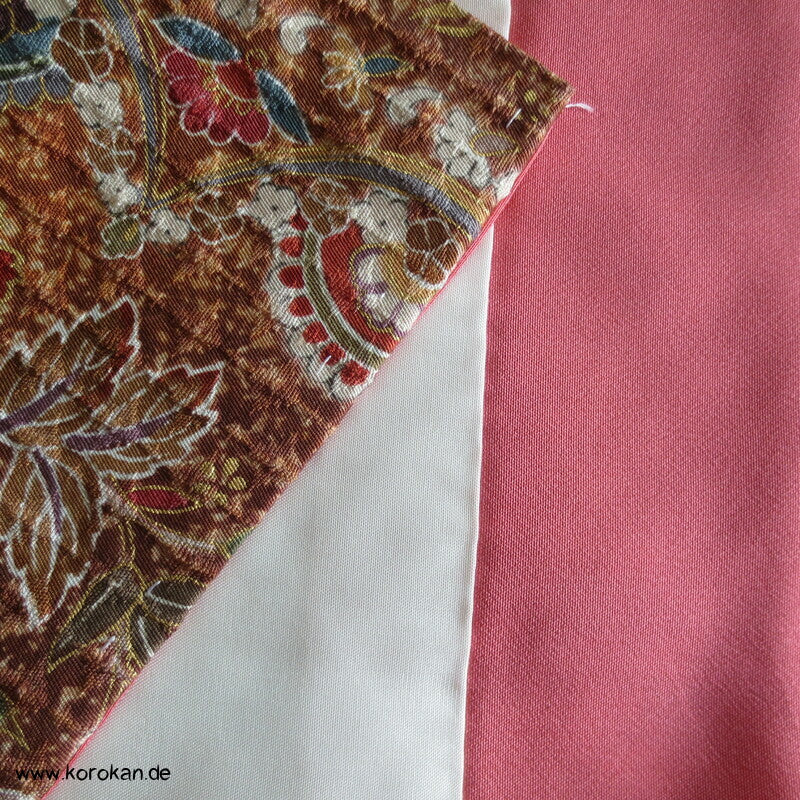 Blumenarabeskenstreifen, Golddruck Seidendamast Komon Kimono