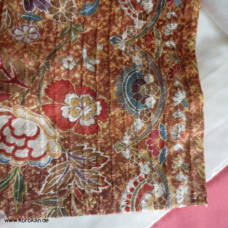 Blumenarabeskenstreifen, Golddruck Seidendamast Komon Kimono