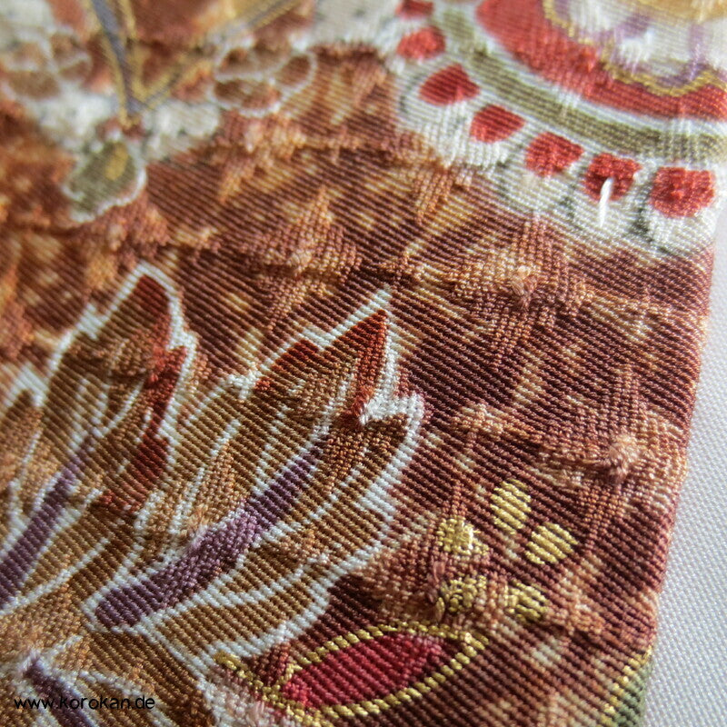 Blumenarabeskenstreifen, Golddruck Seidendamast Komon Kimono