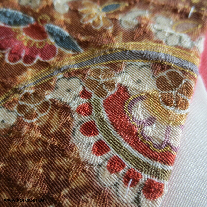 Blumenarabeskenstreifen, Golddruck Seidendamast Komon Kimono