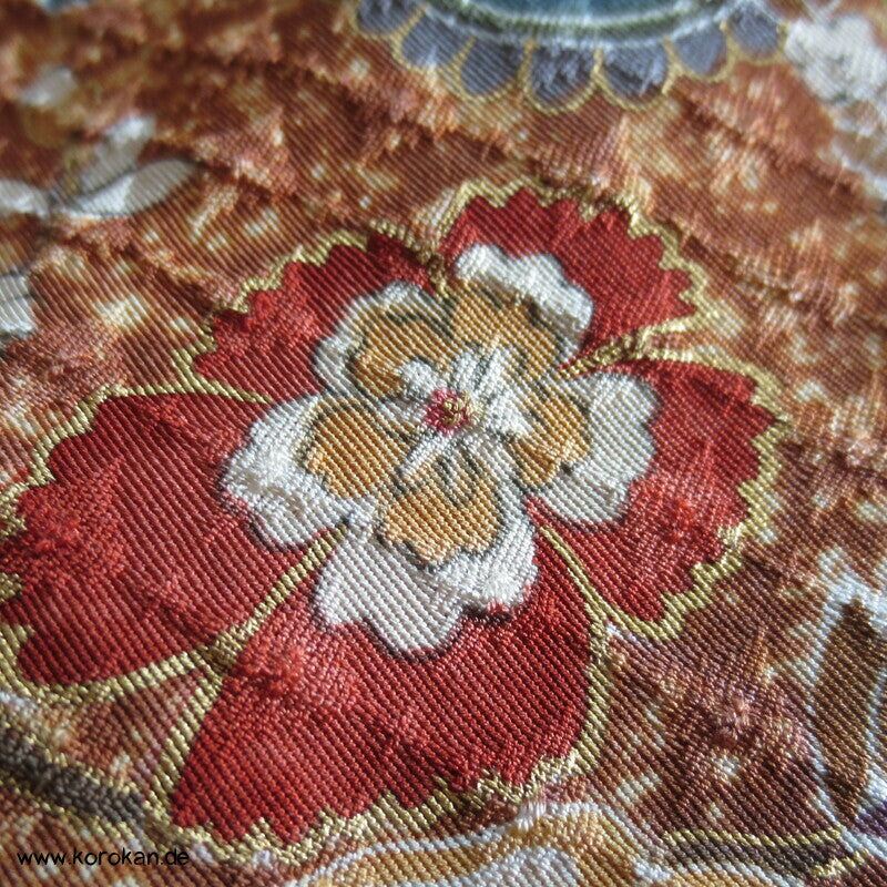 Blumenarabeskenstreifen, Golddruck Seidendamast Komon Kimono