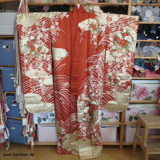 Furisode Kimono Golddruck /-stickerei Wolken, Blütenzweige auf Seidendamast
