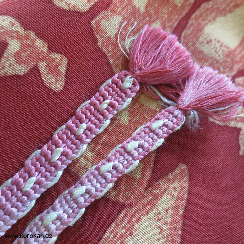 Häuser und Bäume auf rostrotem Seidencrepe Haori