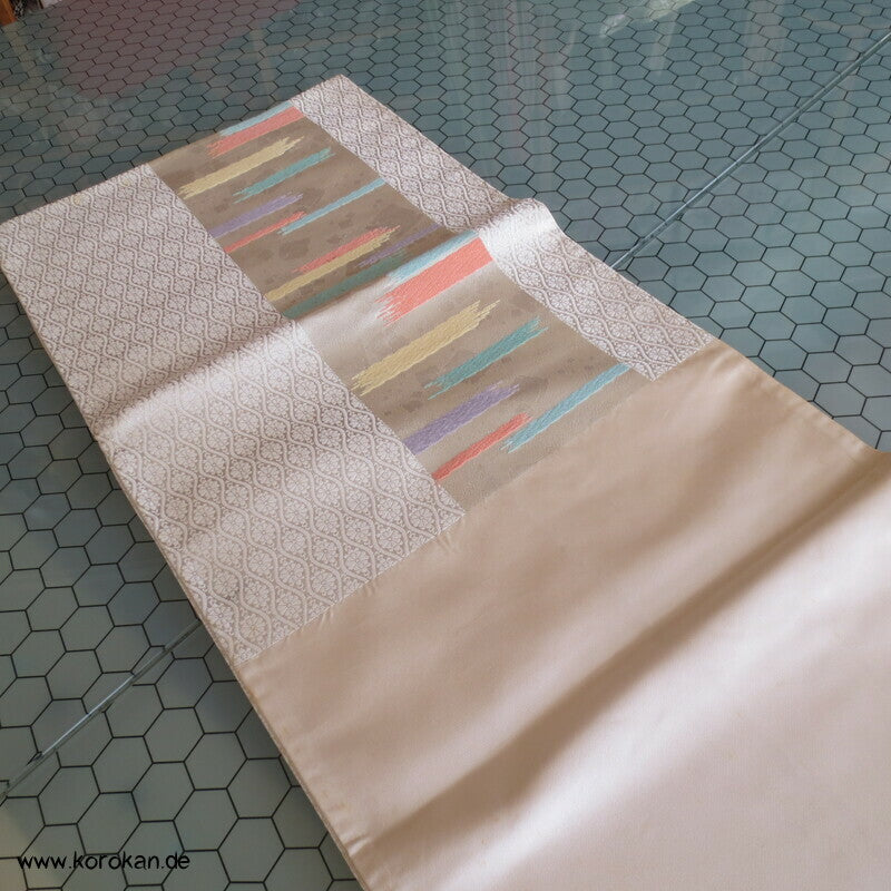 Kiku in Tatewaku mit bunten Streifen Fukuro Obi