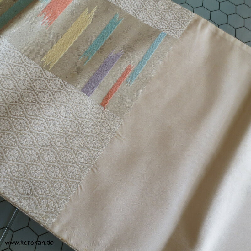 Kiku in Tatewaku mit bunten Streifen Fukuro Obi