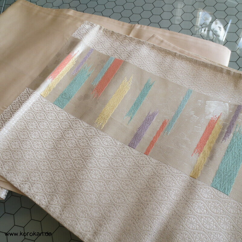 Kiku in Tatewaku mit bunten Streifen Fukuro Obi