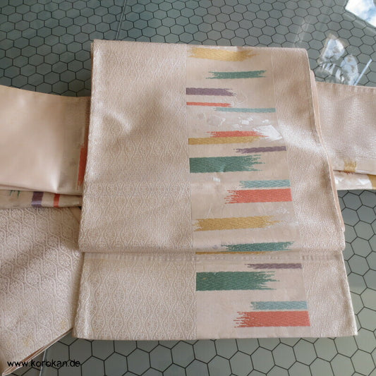 Kiku in Tatewaku mit bunten Streifen Fukuro Obi