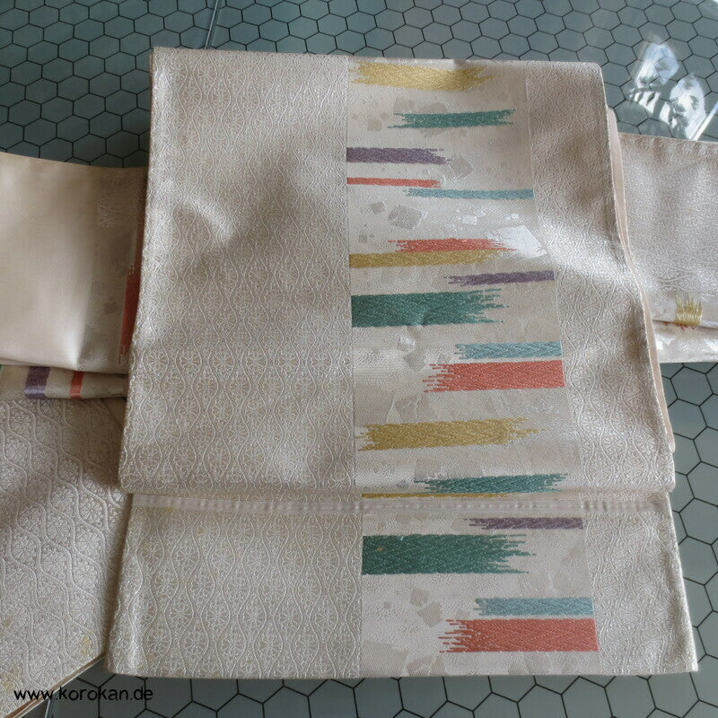 Kiku in Tatewaku mit bunten Streifen Fukuro Obi