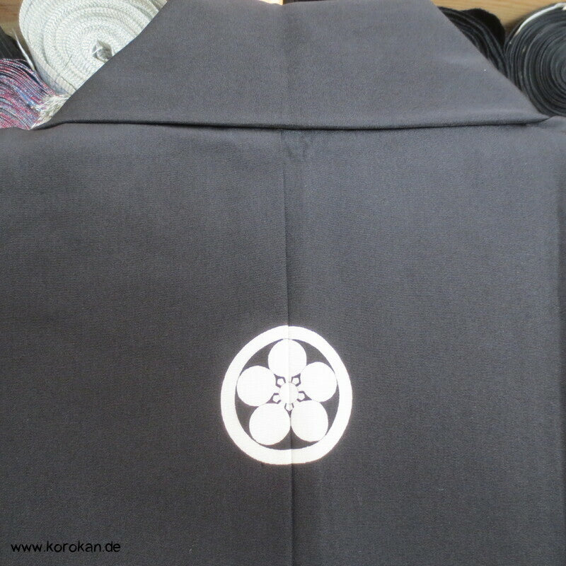kurzer, eher breiter Montsuki Kimono, Blüten Mon