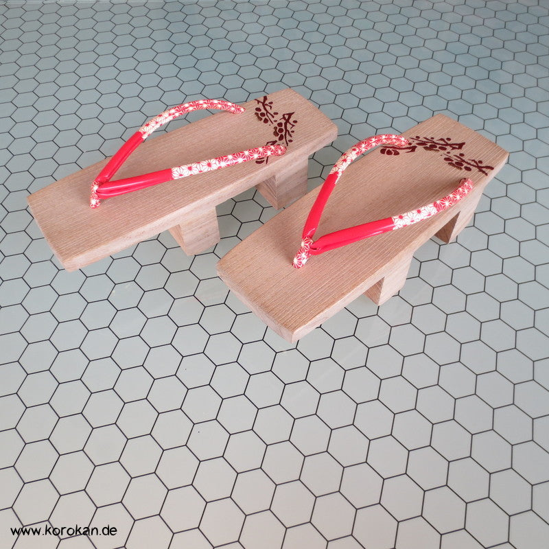 nagelneue Vintage Geta - leichtes Holz, Lackleder Riemen