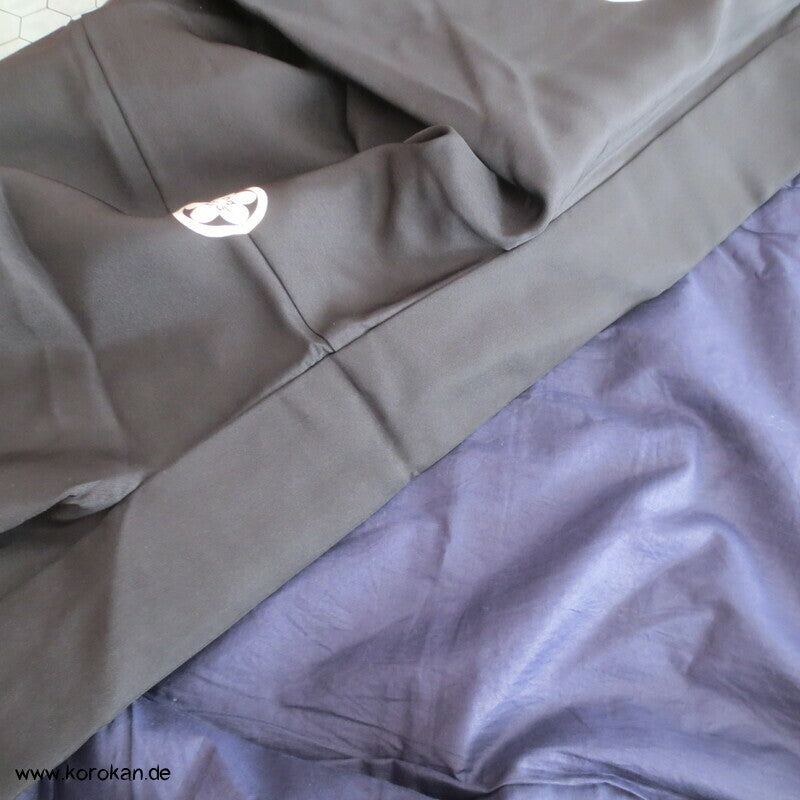 kurzer, eher breiter Montsuki Kimono, Blüten Mon