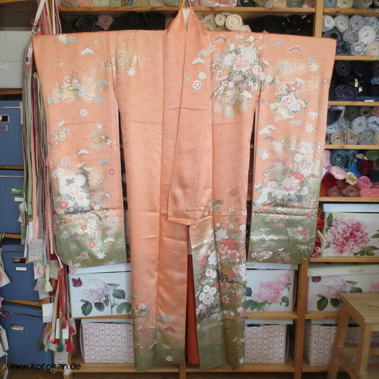 Verlauf von lachs nach oliv mit viel Gold Furisode Seidendamast Kimono