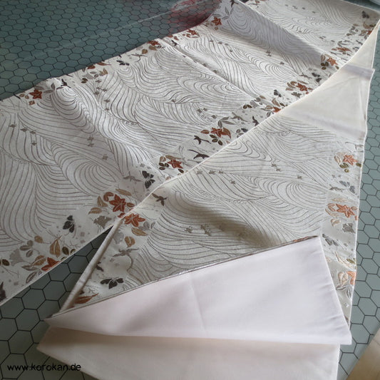 Wellen und Ahornblätter am Rand natur - silber Fukuro Obi Seidenbrokat Kimonogürtel