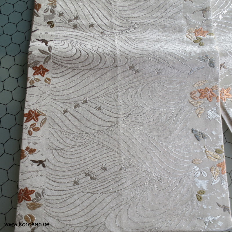 Wellen und Ahornblätter am Rand natur - silber Fukuro Obi Seidenbrokat Kimonogürtel