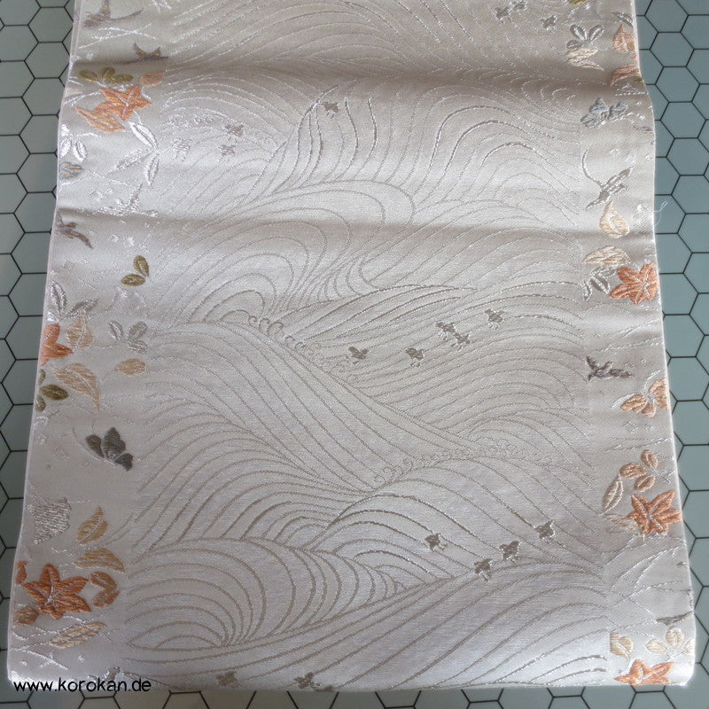 Wellen und Ahornblätter am Rand natur - silber Fukuro Obi Seidenbrokat Kimonogürtel