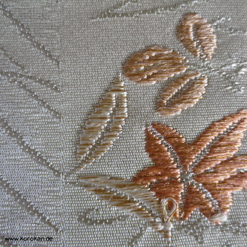 Wellen und Ahornblätter am Rand natur - silber Fukuro Obi Seidenbrokat Kimonogürtel