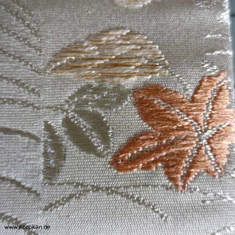 Wellen und Ahornblätter am Rand natur - silber Fukuro Obi Seidenbrokat Kimonogürtel