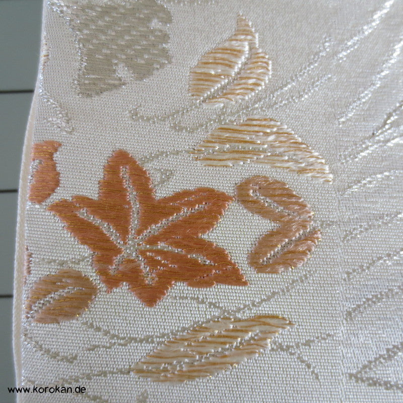 Wellen und Ahornblätter am Rand natur - silber Fukuro Obi Seidenbrokat Kimonogürtel
