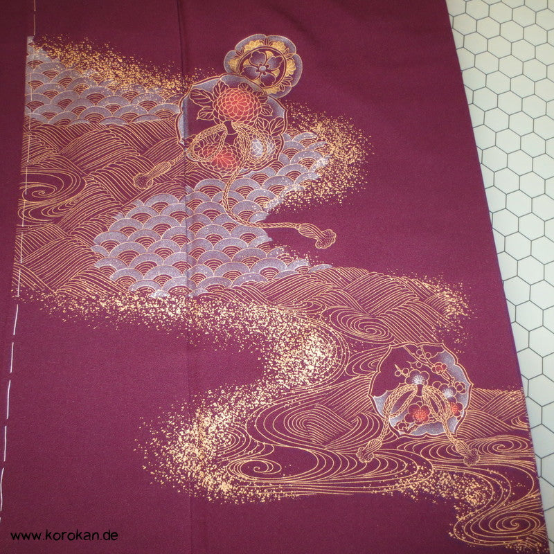 Homongi Seidencrepe Kimono mit goldenen Wellen und Segaiha