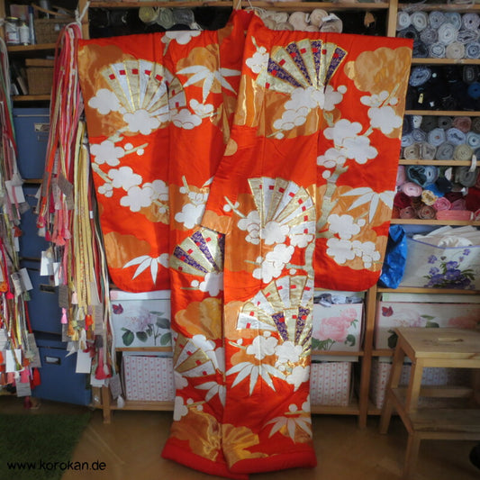Uchikake - Kimono Hochzeits Mantel Seidenbrokat mit Applikationen, Fächer, Bambus