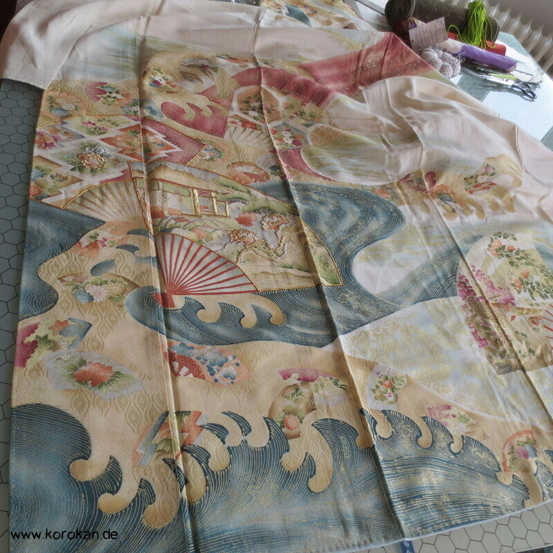 Fächer über Wellen, üppige Goldmuster Homongi Kimono