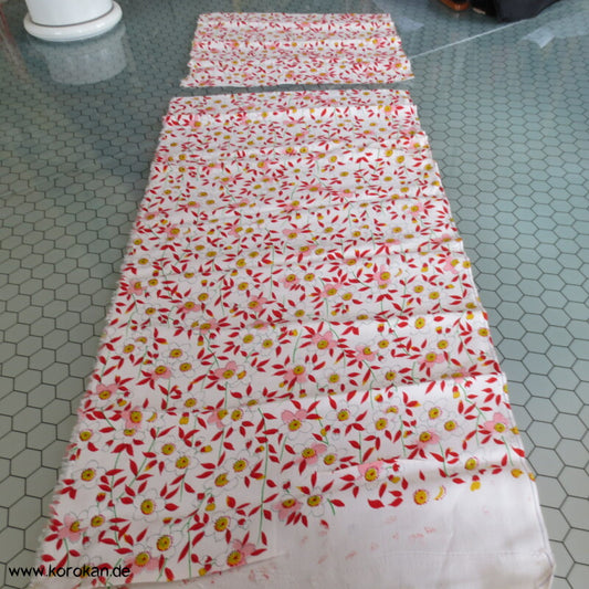 Stoffrest Blumen rot auf weiß - Viscose Kunstseiden Kimono Crepe