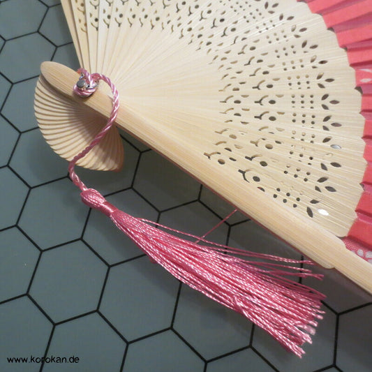 verschiedene Fächer aus Bambus, mit Stoff bezogen und Troddel