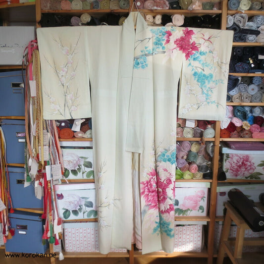 Pfingstrosen auf rosa, teilbestickter Homongi Seidendamast Kimono