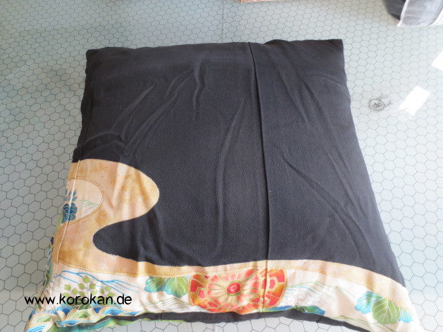 Prachtkissen aus japanischer Tomesode Kimono Seide, Stickerei Genji Guruma Räder im Wasser, Gold und Silber