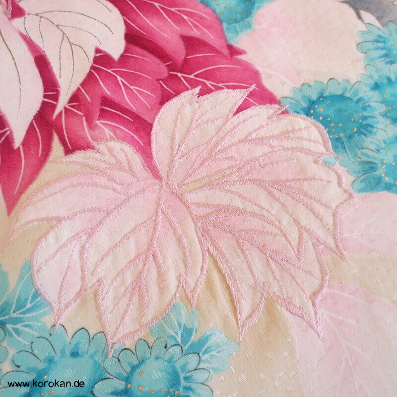 Pfingstrosen auf rosa, teilbestickter Homongi Seidendamast Kimono