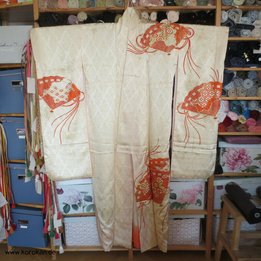 Fächer mit Gold und Stickerei auf hellem Seidendamast Furisode Kimono