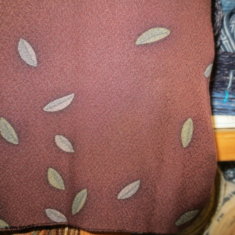 brauner Seidencrepe, Blätter, Beeren Komon Kimono