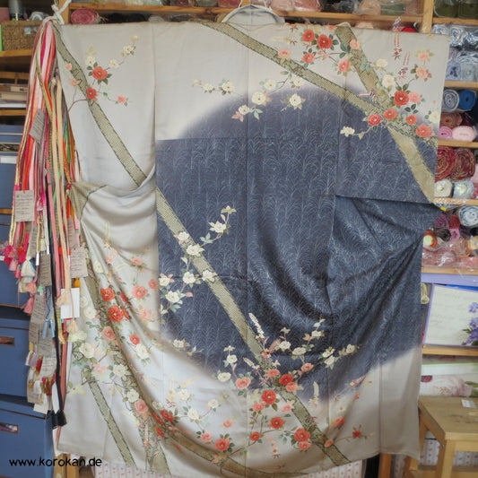 Homongi / Chu Furisode Kimono, dunkler Mond, Kamelien, prächtiger Golddruck