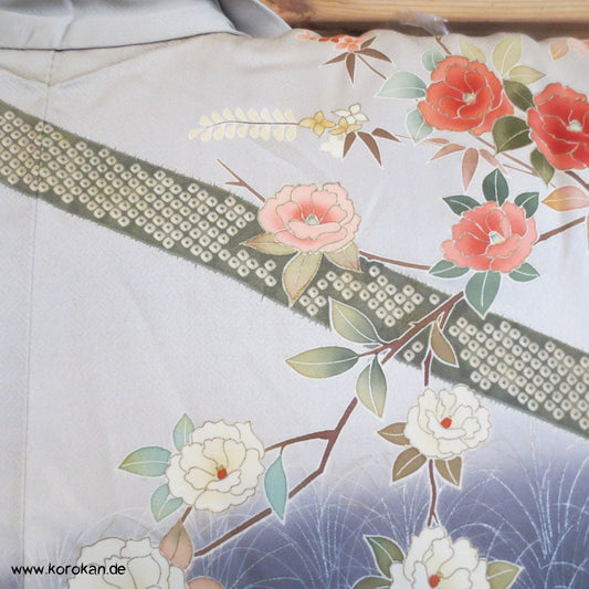 Homongi / Chu Furisode Kimono, dunkler Mond, Kamelien, prächtiger Golddruck