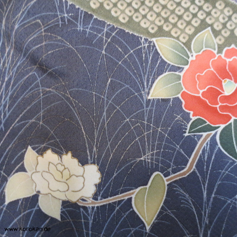 Homongi / Chu Furisode Kimono, dunkler Mond, Kamelien, prächtiger Golddruck