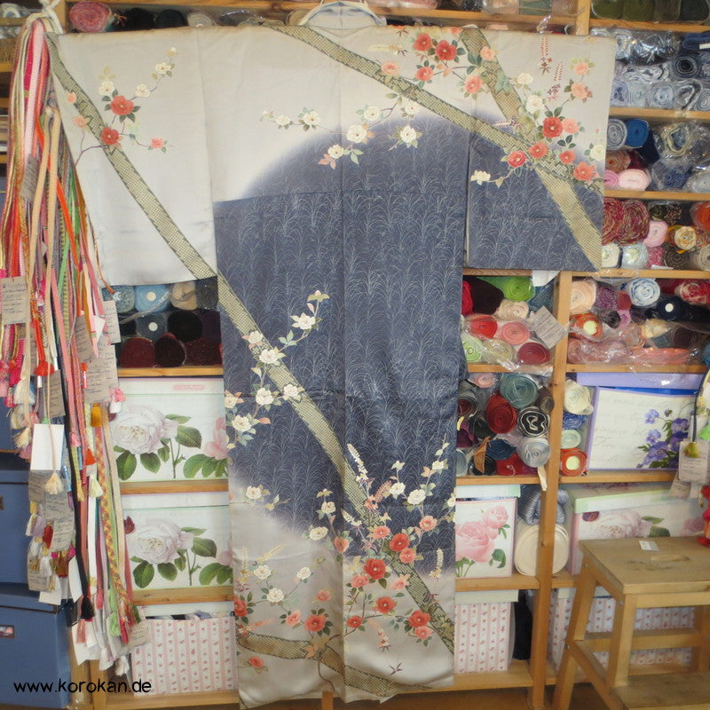 Homongi / Chu Furisode Kimono, dunkler Mond, Kamelien, prächtiger Golddruck