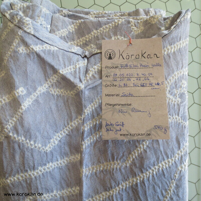 blassblaugraue Wellen auf Satin Full Shibori Haori