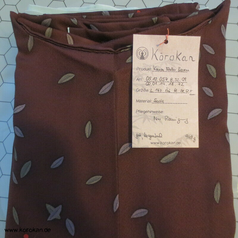 brauner Seidencrepe, Blätter, Beeren Komon Kimono