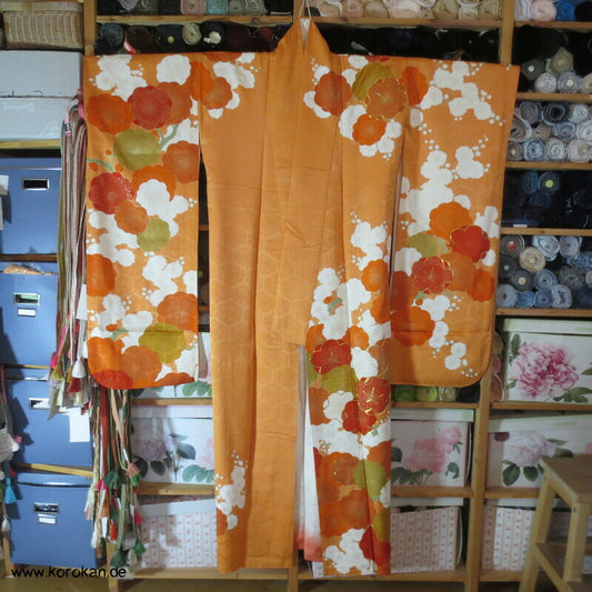 große Blüten auf mandarin - gold Furisode Seidendamast Kimono, goldbestickt